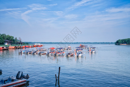 中国最大城市武汉东湖上排列有序的游船背景