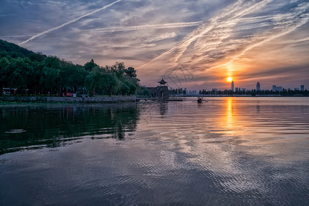 中国最大城市晚霞中的武汉东湖磨山背景