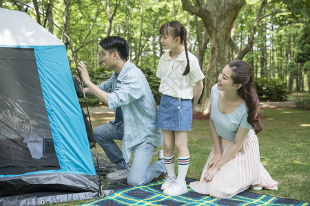 一家人郊游搭建帐篷背景图片