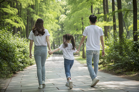 散步的一家人一家人在森林公园郊游背景