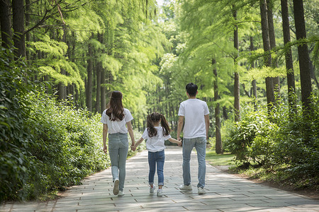 一家人在森林公园郊游背景图片