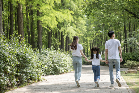 一家人在森林公园郊游背景图片