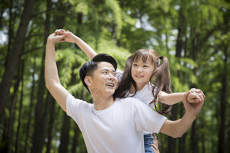 父亲节父女浇花爸爸和女儿在公园游玩背景