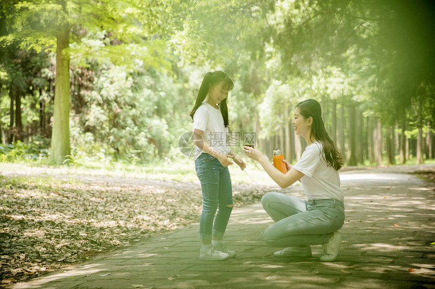 妈妈和女儿在公园里游玩图片