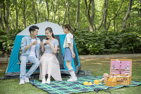 一家人郊游野餐背景图片