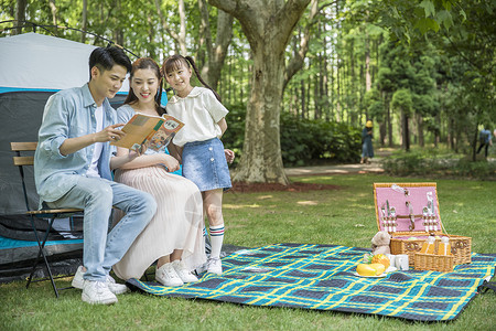 一家人郊游时阅读看书图片