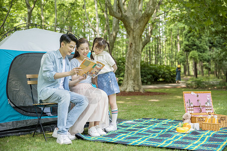 一家人郊游时阅读看书背景图片