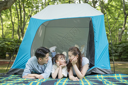 一家人在郊外野营游玩背景图片