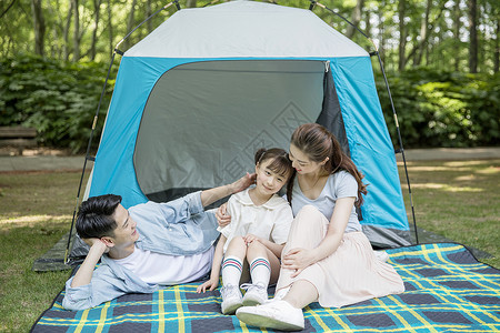 一家人在郊外野营游玩背景图片