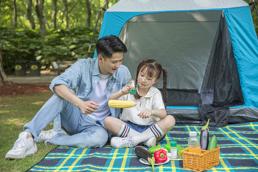 一家人郊游聚餐图片