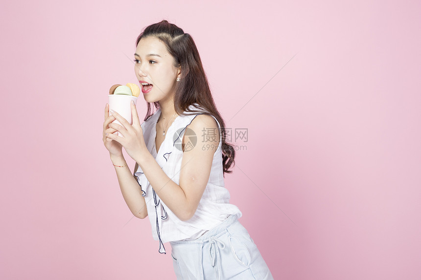 拿着冰淇淋的青年女性图片
