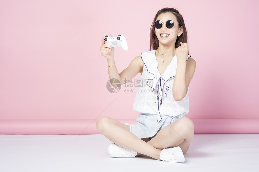 玩游戏的青年女性图片