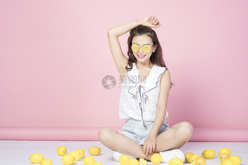 拿着柠檬的青年女性图片
