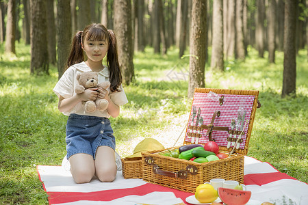 野营女孩六一儿童节带着孩子去郊游背景