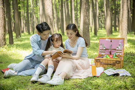 一家人在郊游野营时看书阅读高清图片
