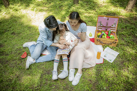 一家人郊游在森林公园里野餐背景图片