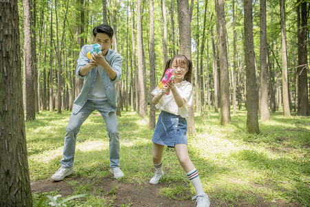 青蛙枪棒棒糖一家人在森林公园打水枪背景