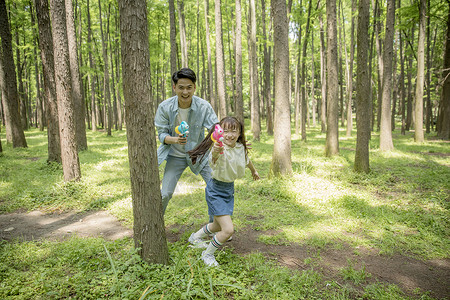 一家人在森林公园打水枪背景