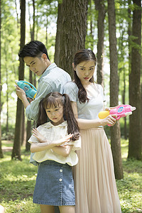 一家人在森林公园打水枪背景图片