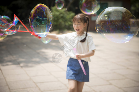 游戏少年六一儿童节小女孩玩泡泡背景