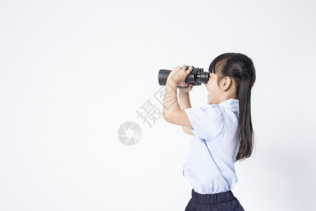 拿着望远镜的小女孩背景图片