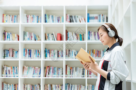 音乐知识高中生图书馆听音乐看书背景