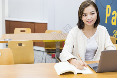 大学生便利店学习背景图片