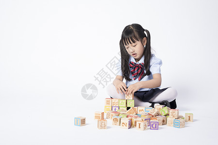 玩积木的小女孩背景图片