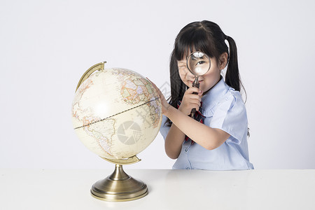 观察地球仪的小女孩背景图片