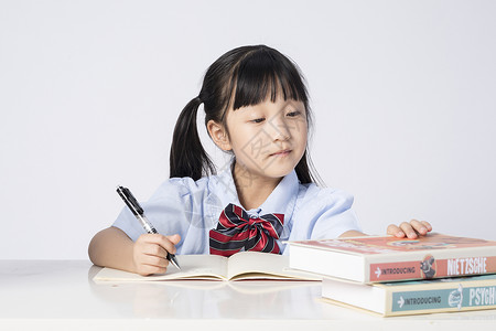 学习中的小女孩图片