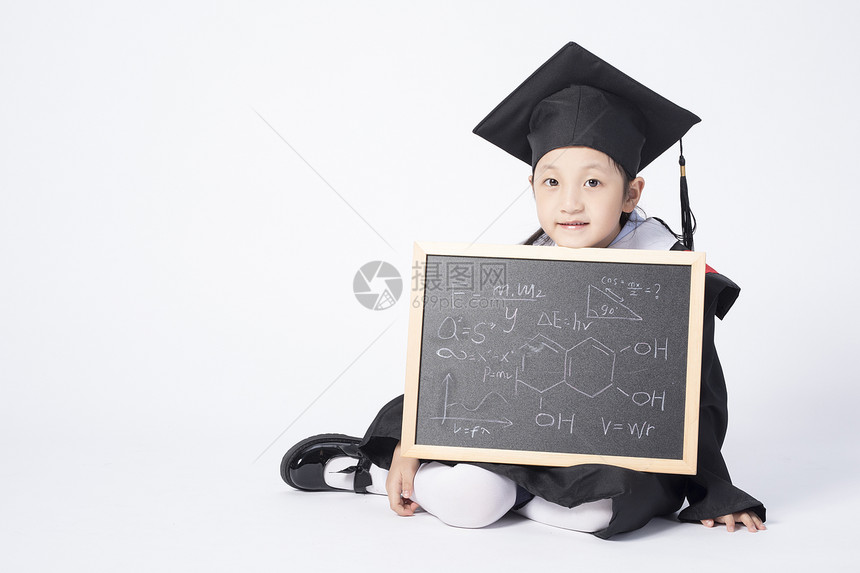 拿着黑板的毕业小女孩图片