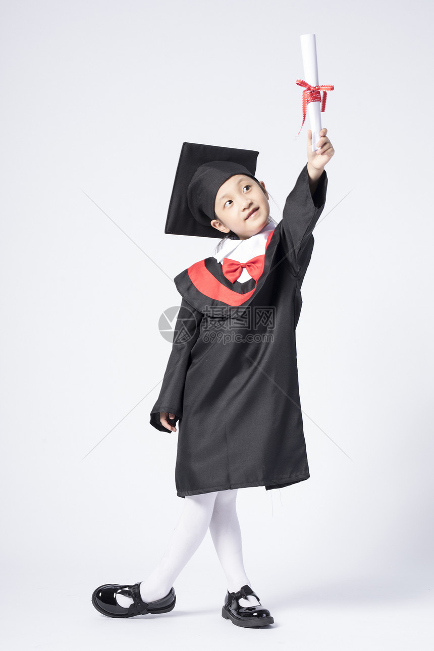 拿着毕业证书的毕业小女孩图片