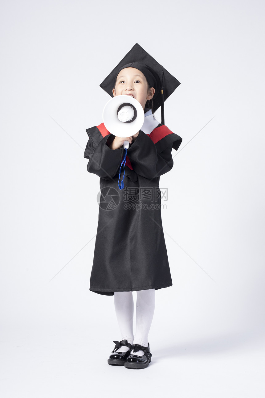 拿着喇叭的毕业小女孩图片