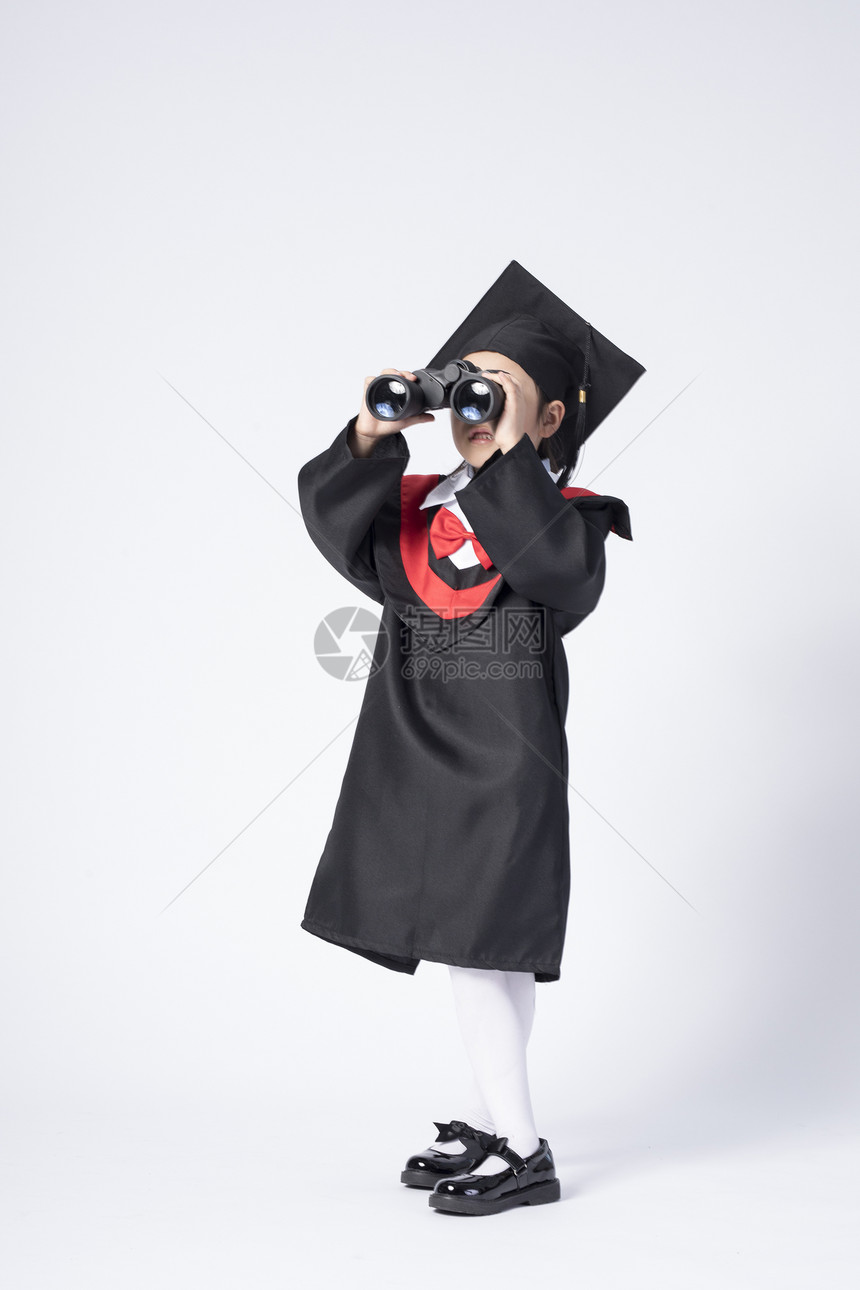 拿着望远镜的毕业小女孩图片