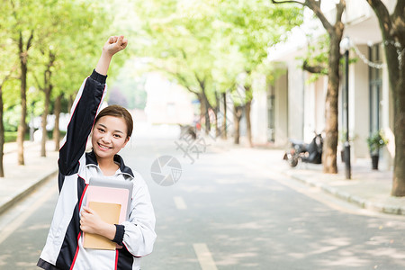 抱着书的女孩图片高中生校园内抱着书本背景