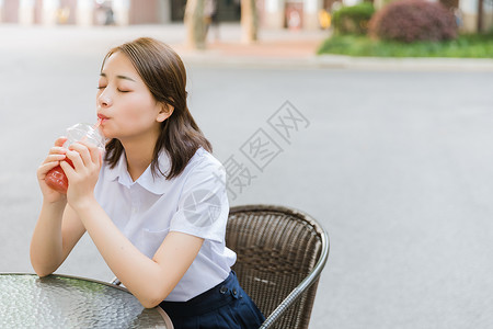 校园写真青春女孩喝饮料高清图片