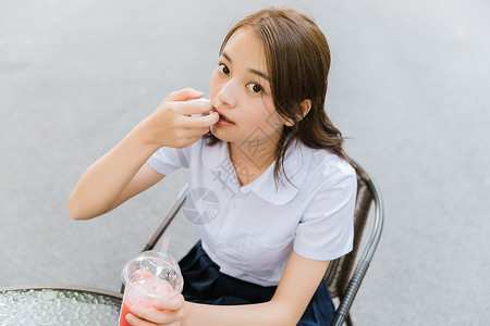 胡冰卿靓丽写真校园写真青春女孩喝饮料背景