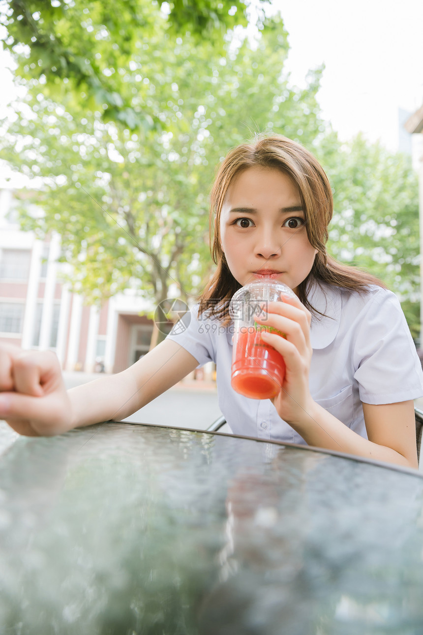 校园写真青春女孩喝饮料图片