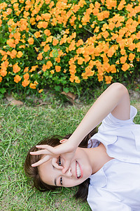 学校花坛校园写真女生躺在草地上背景