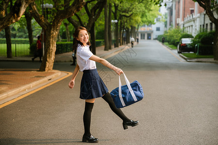 走路吃瓜的女孩校园写真夕阳下可爱的女生背景