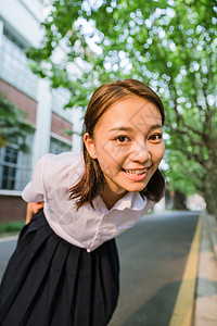 校园写真夕阳下可爱的女生图片