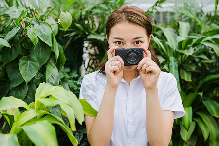 校园写真女生花园内拍照图片