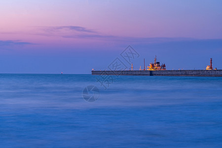 海青斑青粉的海上工作港背景