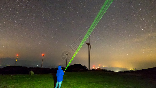 户外星空下指星的人图片