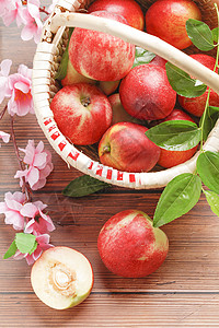 桃子果篮里面切开的苹果果肉高清图片