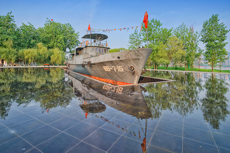 武汉城市公园里停靠着的历史文物船高清图片