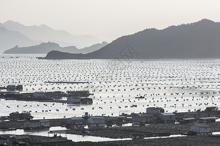 水上渔村静谧的海天之间背景