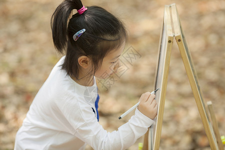 女孩在学习画画背景图片