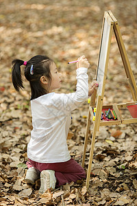 女孩在学习画画图片