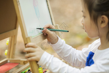 女孩在绘画女孩在学习画画背景